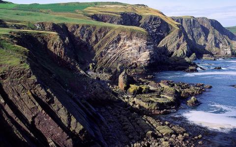 Folded cliffs at St.Abbs Head, Berwickshire. ©Laurie Campbell/NatureScot.